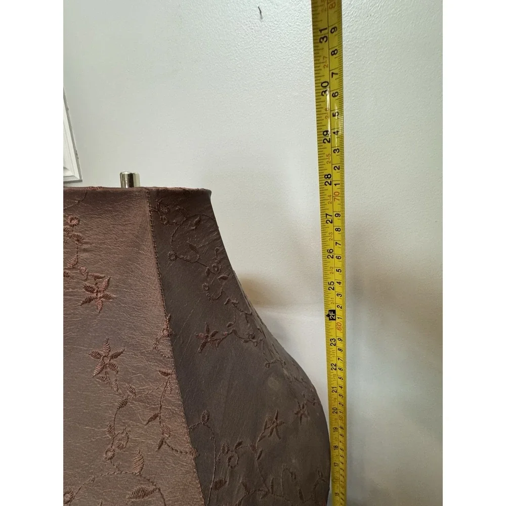 Vintage floral rose table lamp. Stunning. lamp shade. bronze color